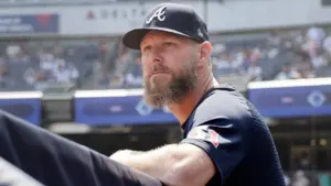 Chris Sale của Atlanta Braves bị đuổi khỏi sân trước trận đấu vì tranh cãi với trọng tài
