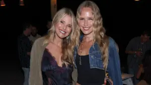Bà Christie Brinkley và con gái Sailor Brinkley Cook trông như song sinh tại buổi hòa nhạc của John Mayer ở New York