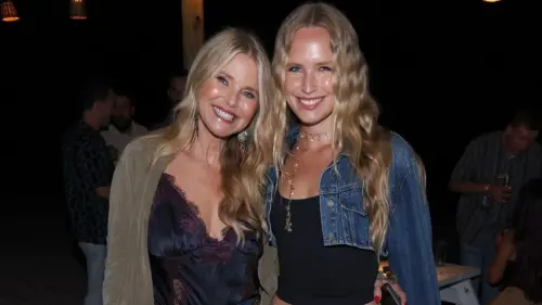 Bà Christie Brinkley và con gái Sailor Brinkley Cook trông như song sinh tại buổi hòa nhạc của John Mayer ở New York