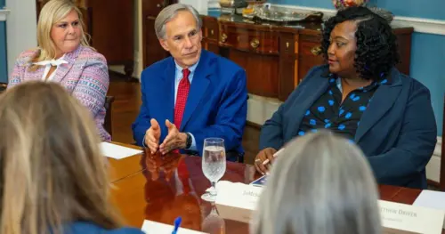 Thống đốc Texas Greg Abbott đưa ra 3 ưu tiên cho Ủy ban Lớp học Texas