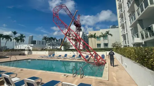 Cánh tay cần cẩu sập xuống khu vực hồ bơi tầng thượng ở Miami, công nhân bám víu cấu trúc đung đưa
