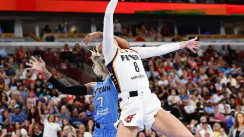 Cầu thủ WNBA DiJonai Carrington bị truất quyền thi đấu sau pha đánh vào mặt Sophie Cunningham