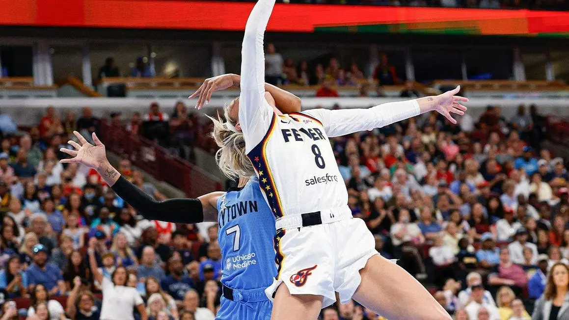 Cầu thủ WNBA DiJonai Carrington bị truất quyền thi đấu sau pha đánh vào mặt Sophie Cunningham