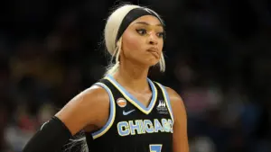 DiJonai Carrington bị phạt thẻ kỹ thuật sau vụ gây chú ý với Sophie Cunningham
