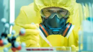 Dịch bệnh Ebola chết người làm 2.000 người thiệt mạng, chuyên gia nói người dân HOA KỲ cần biết gì