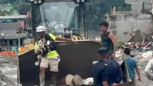 Chó điếc đoàn tụ với chủ sau trận lụt thảm khốc ở Nepal