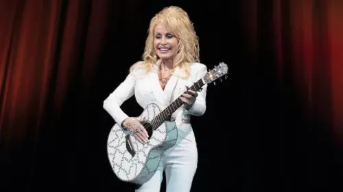 Nhìn lại sự nghiệp lừng lẫy của Dolly Parton