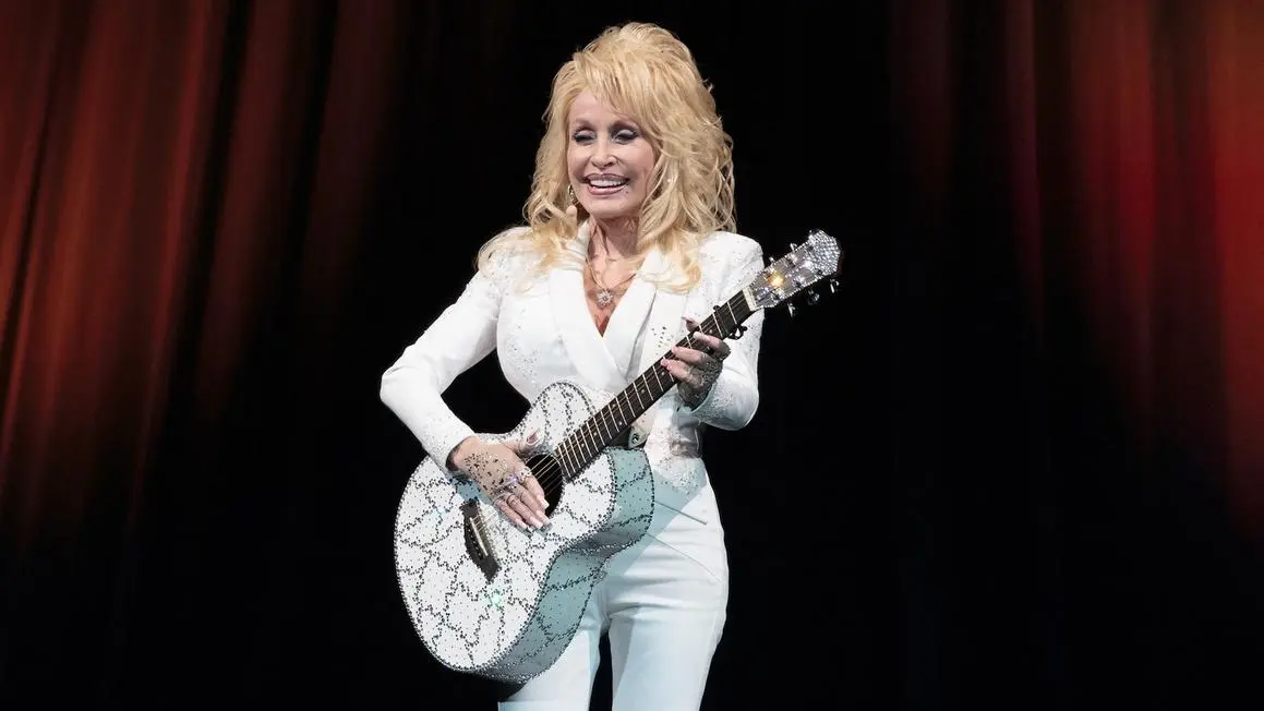 Nhìn lại sự nghiệp lừng lẫy của Dolly Parton