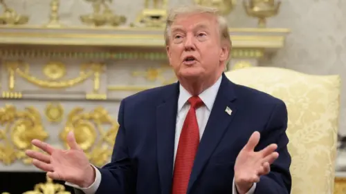 Tổng Thống Donald Trump lại bỏ phiếu qua thư ở Florida dù nỗ lực hạn chế