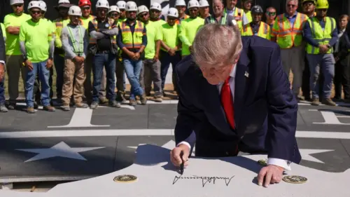 Tổng Thống Trump Trưng Bày Dự Án Sân Bay Trực Thăng Đa Triệu Đô Tại Tòa Bạch Ốc