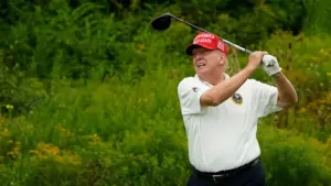 Tổng thống Donald Trump ăn mừng chức vô địch giải đấu golf, tự nhận cần ít luyện tập để đạt điểm 70