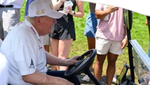 Tổng Thống Donald Trump Nhận Tiếng Vỗ Tay Lớn Từ Khán Giả Tại Sự Kiện LIV Golf Ở Câu Lạc Bộ New Jersey
