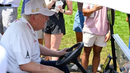Tổng Thống Donald Trump Nhận Tiếng Vỗ Tay Lớn Từ Khán Giả Tại Sự Kiện LIV Golf Ở Câu Lạc Bộ New Jersey