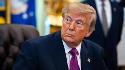 Tổng Thống Donald Trump công bố thỏa thuận dầu mỏ với Venezuela, hứa giảm giá xăng