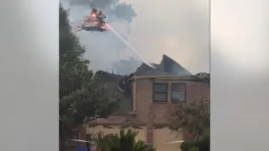 Cây Sét Đánh Gây Cháy Nhà Ở Harris County