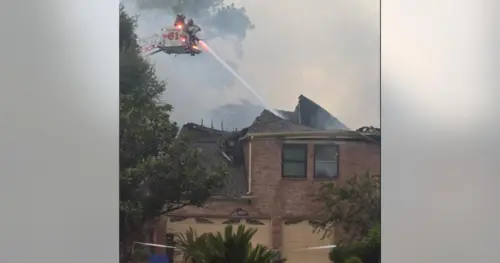 Cây Sét Đánh Gây Cháy Nhà Ở Harris County
