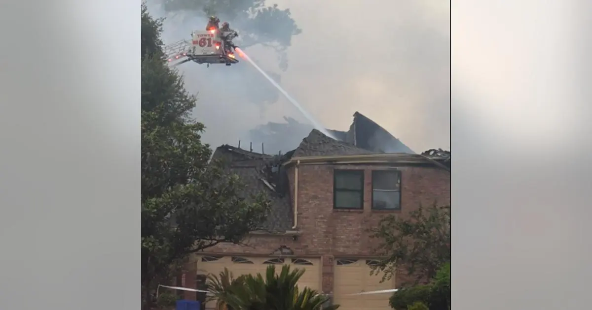 Cây Sét Đánh Gây Cháy Nhà Ở Harris County