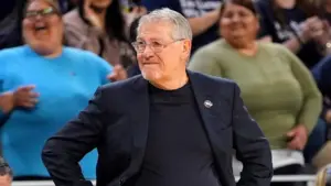 Huấn luyện viên bóng rổ nữ Geno Auriemma đặt câu hỏi về tranh cãi VĐV chuyển giới tại WNBA