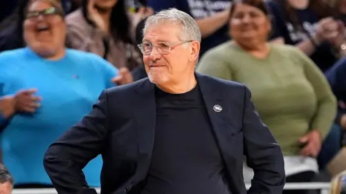 Huấn luyện viên bóng rổ nữ Geno Auriemma đặt câu hỏi về tranh cãi VĐV chuyển giới tại WNBA