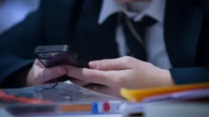 Học sinh LAUSD trở lại trường với quy định mới về thời gian sử dụng màn hình