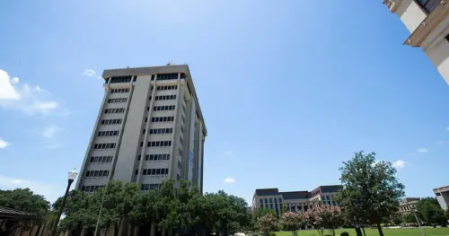 Giáo sư Texas A&M kiện về chính sách hạn chế giảng dạy về chủng tộc và giới tính