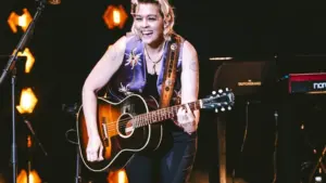 Ca sĩ Brandi Carlile hoãn chuyến lưu diễn vì lý do cá nhân