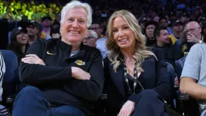 Mark Walter bán đội Lakers với giá kỷ lục 12 tỷ USD