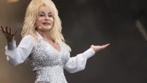 Bão nhiệt đới Dolly hình thành ở Đại Tây Dương, có phải đặt theo tên Dolly Parton?