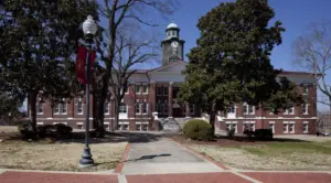 Tổng thống Tuskegee University bảo vệ quy định về trang phục của trường trước những chỉ trích