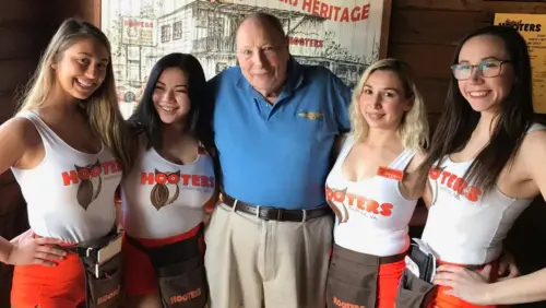 Cựu quân nhân 102 tuổi vẫn mê cánh gà cay ở Hooters