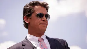 Nhà bình luận cực hữu người Anh Milo Yiannopoulos bị trục xuất khỏi Hoa Kỳ sau khi bị Sở Di Trú bắt giữ