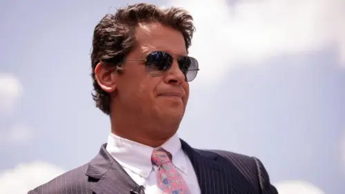 Nhà bình luận cực hữu người Anh Milo Yiannopoulos bị trục xuất khỏi Hoa Kỳ sau khi bị Sở Di Trú bắt giữ