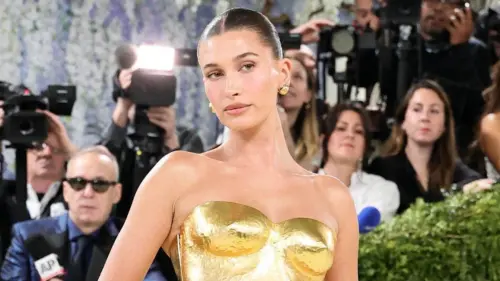 Hailey Bieber khoe dáng chuẩn trong bộ bikini vàng bé xíu