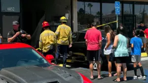 Xe hơi lao vào tiệm ở Huntington Beach, gây thương tích