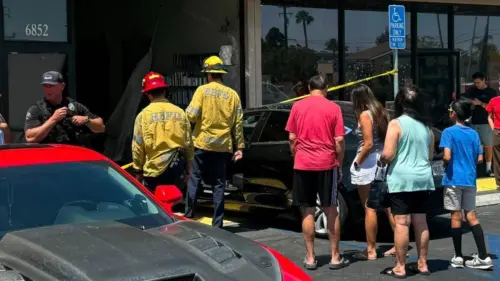 Xe hơi lao vào tiệm ở Huntington Beach, gây thương tích