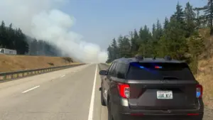 Cháy rừng và tai nạn xe bán tải chặn I-90 ở Snoqualmie Pass