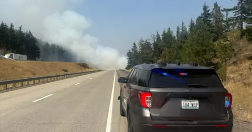Cháy rừng và tai nạn xe bán tải chặn I-90 ở Snoqualmie Pass