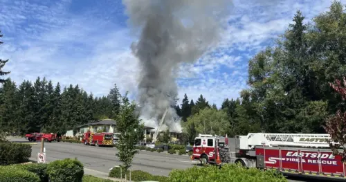 Lực lượng cứu hỏa ứng phó với vụ cháy hai báo động tại tòa nhà văn phòng ở Bellevue, Washington