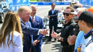 Tổng Thống Donald Trump tham dự Lễ Bế Mạc Đua Xe IndyCar tại Thủ Đô