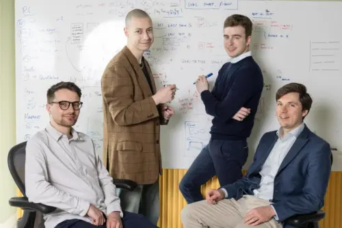 Inherent, do cựu nhân viên DeepMind sáng lập, tuyên bố AI ‘đồng đội’ vừa vượt trội Anthropic và OpenAI trong việc tái tạo nghiên cứu