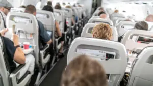 Hành Khách Phẫn Nộ Khi Hãng Hàng Không Giá Rẻ Lên Kế Hoạch Thu Phí Vali Xách Tay: ‘Cướp Giữa Ban Ngày’