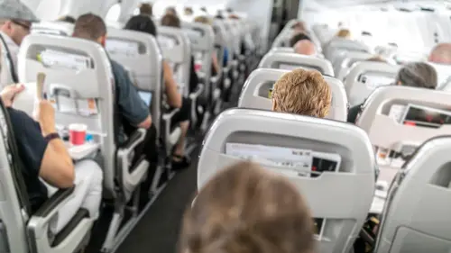 Hành Khách Phẫn Nộ Khi Hãng Hàng Không Giá Rẻ Lên Kế Hoạch Thu Phí Vali Xách Tay: ‘Cướp Giữa Ban Ngày’