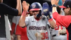 Trung vệ Washington Nationals Jacob Young trổ tài bắt bóng như Người Nhện