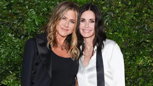Jennifer Aniston và Courteney Cox Thư Giãn Trên Du Thuyền Ở Mallorca
