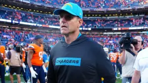 HLV Jim Harbaugh không hài lòng với cú tackle yếu ớt của Punter JK Scott
