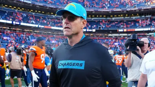 HLV Jim Harbaugh không hài lòng với cú tackle yếu ớt của Punter JK Scott
