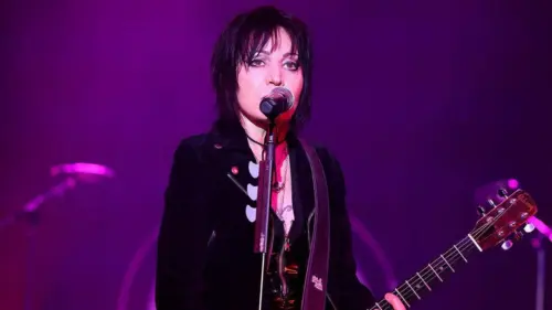 Joan Jett hủy bỏ các buổi biểu diễn còn lại năm 2026 sau phẫu thuật gãy đốt sống