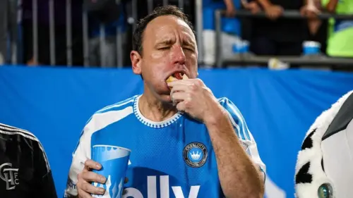 Joey Chestnut Thua Đáng Tiếc Tại Cuộc Thi Ăn Khoai Tây Chiên Nhưng Có Một Điểm Bất Thường Lớn
