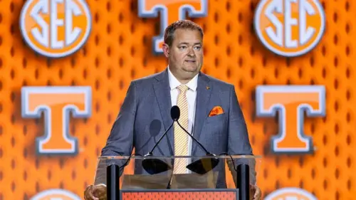 Huấn luyện viên Tennessee chỉ trích NCAA về án treo giò vì luật lỗi thời