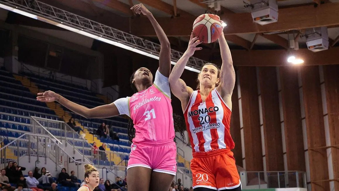 Cầu thủ chuyển giới người Pháp Julie Tétart sẵn sàng cho WNBA, nhưng liệu giải đấu có gọi?